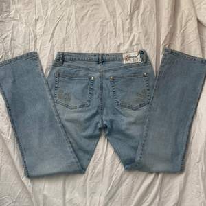 super fina straight leg lågmidjade jeans från märket: canard. Midjemått: ca 76-78 cm. Innerbenslängd: 79 cm. Skriv privat för fler mått/bilder. Köparen står för frakt. ❤️