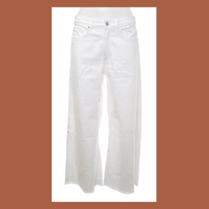 Vita jeans.  - Säljer nu mina vita jeans som är från zara, de är lite kortare modell än vanligt. Jag är 165 och de kommer till ankeln på mig. Kan vara annorlunda på andra. Jag kan posta vid önskemål men då får köparen stå för fraktkostnaden. Vid eventuell frågor kan du kontakta mig så försöker jag svara så snabbt som möjligt. 