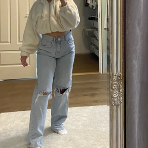 Ett par blå Jens  - Puplära ljusblå jeans med hål på knäna från bikbok i storlek 36. 