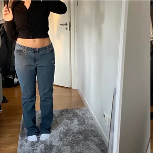 As snygga lågmidjade jeans - Säljer dessa snygga lågmidjade jeans som jag köpt här på Plick sitter så snyggt, jag är 168 cm och midjemått runt 85cm❤️❤️