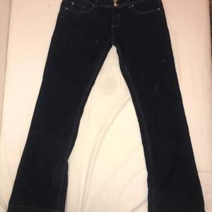 Lågmidjade, utsvängda vintage jeans. Benlängd- 81 midja- 84 cm
