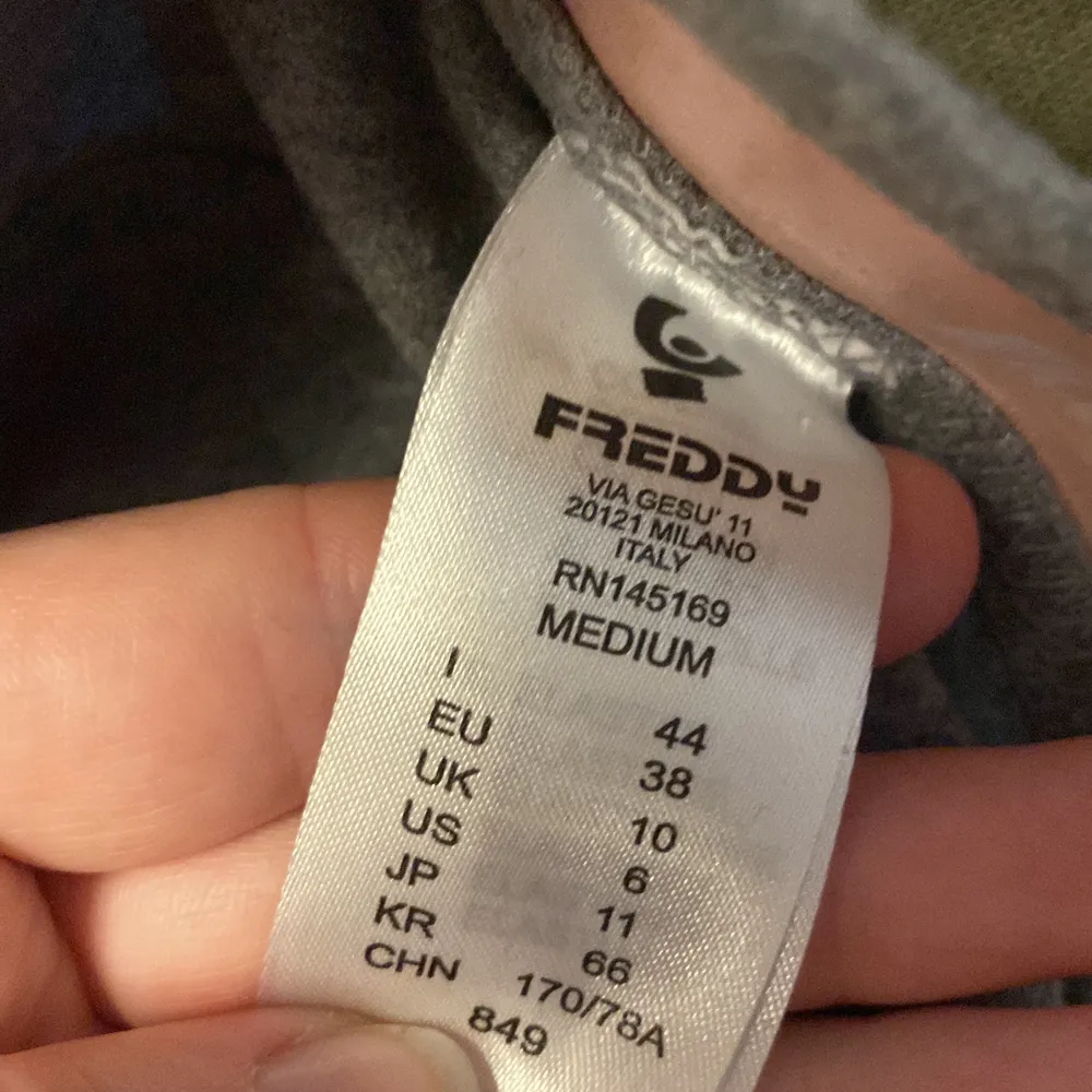 Ett par gråa Freddy pants i nyskick som köptes när dessa var extremt populära . Jeans & Byxor.