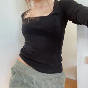 Svart nly trend topp  - Så fin festtopp från nly trend!! Glittrar i direkt ljus och sitter super skönt😻