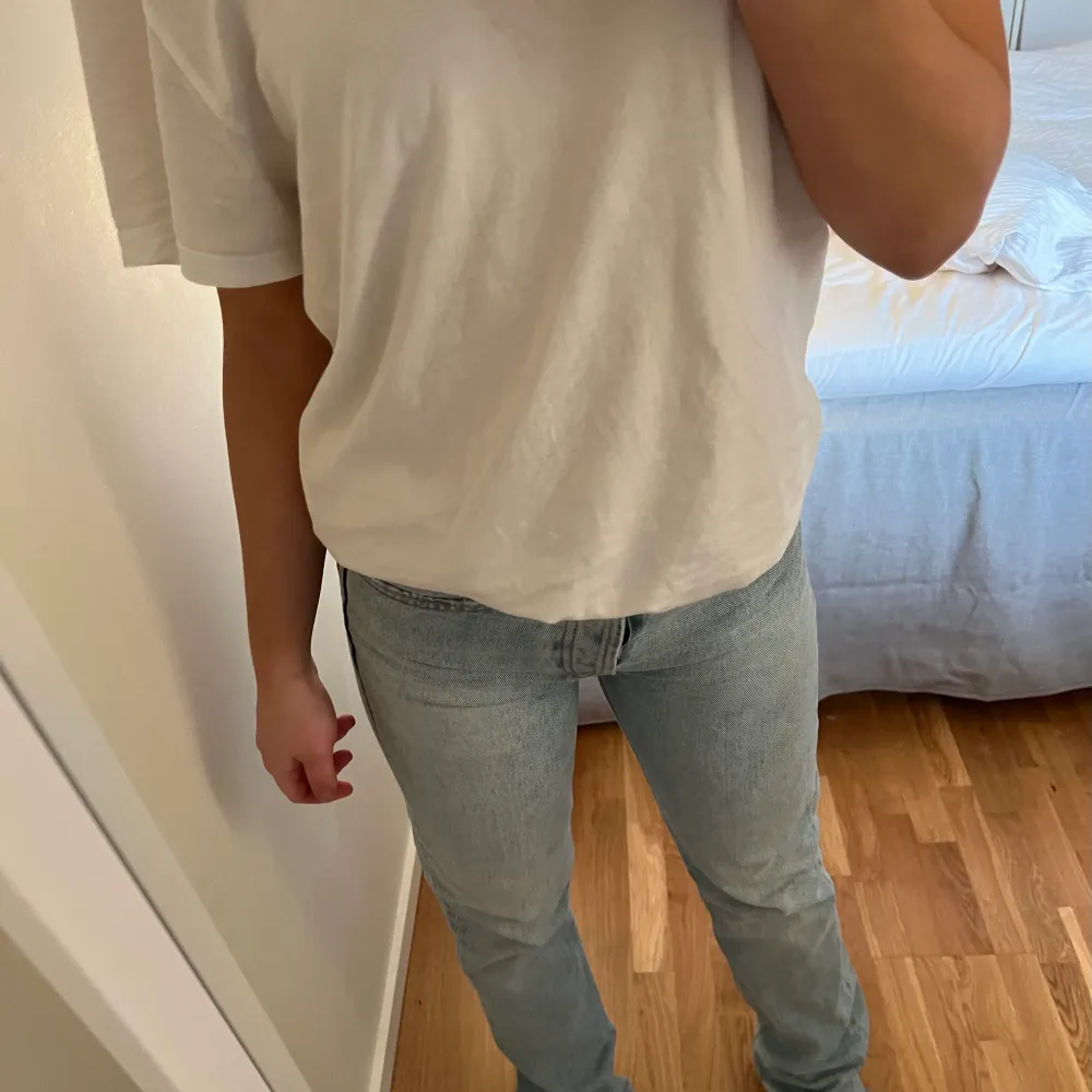 Säljer mina såå snygga jeans ifrån zara då de inte kommer till användning längre💕köparen står för frakt. Jeans & Byxor.