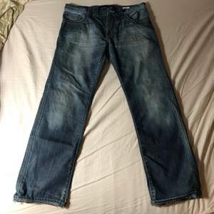 W36, L~30 asfeta vintage jeans med riktigt cool färg och tvätt. Bra längd på mig som är ca 172. Tyvärr har knappen fallit av, funkar finfint med skärp men annars går det att köpa billigt i slöjdbutiker. Straight leg och uppsydda. Säljes pga passar inte mig längre. LÄS BION!