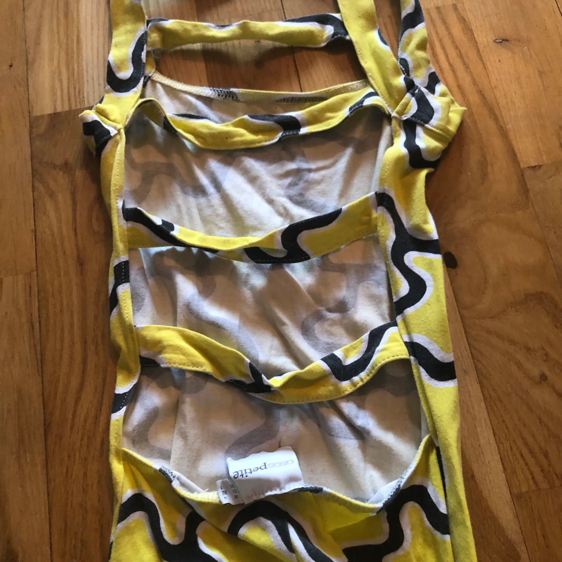 One piece gul med mönster 32 - 90