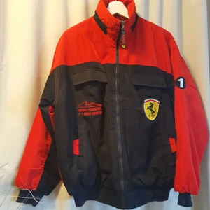 FERRARI F1 vintage - Ferrari F1 World Championchip 1996. Michael Schumacher. Storlek L. Finns två små fläckar vänster sida dragkedja fram, går säker bort vid tvätt men inte provat. I övrigt mycket fint skick!