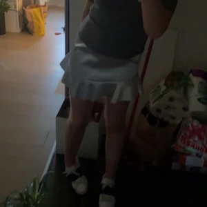 Silvrig kjol  - Säljer denna super söta silvriga kjolen💘nypris är 699 men säljer för runt 350!! Den är i storlek S 