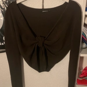 Kofta man knyter framtill - Brun kofta från Gina som man knyter framtill! Jättefin till en fairycore stil