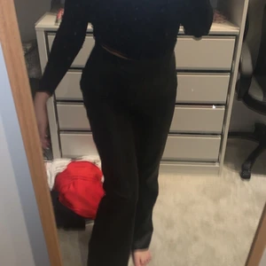 Skinnbyxor  - Jag säljer ett par skinnbyxor i strl S. Jag säljer de då de ej kommer till användning för mig. De är i jätte fint skick och sitter jätte bra! jag har bara använt de ca 2 gånger❤️