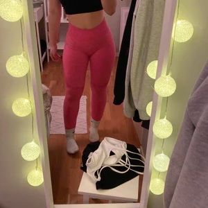 Träningstights  - Skitsnygga tights från ICIW, som tyvärr bara ligger i garderoben. Formande detaljer på. Passar strl S och M.