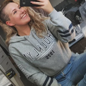 Cropped hoodie - Hoodie som är lite croppad. I fint skick 🤍  (Frakt/porto kan diskuteras)