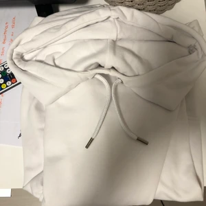 Hoodie - Den e lite mer träningshoodie typ. Den är inte  använd mycket alls kanske några gånger.  Xs passar mig som har S