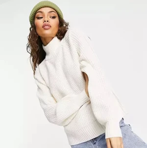 Stickad tröja - Super mysig vit stickad tröja som knappt blivit använd! Inga maskor eller ludd. Super mysig men säljer för jag har många likande💘💘 Den är i storlek S men skulle passa en XS/M oxå. Priset går självklart att diskutera!💘