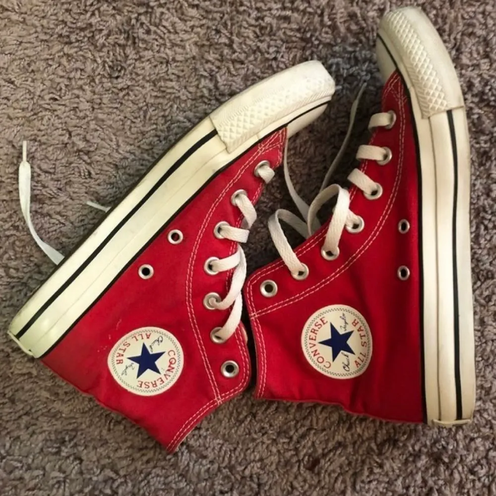 Säljer mina fina röda High Superstar converse i super bra skick då de inte kommer till användning hos mig tyvärr.   Storlek 36. Skor.