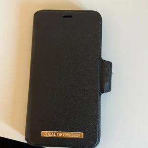 Ideal of Sweden mobilskal - Säljer två ideal of Sweden mobilskal för iPhone 11 ( passar även till iPhone XR ). Fodralet är magnet och får skalet att sitta fast hårt. Säljer dessa då jag har en ny mobil som ej passar till dessa. Super fina och inga skador på. Säljer för 50kr+frakt💗