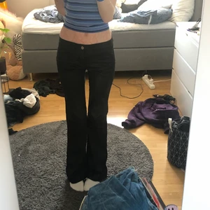 filippa k kostymbyxor - jättefina kostymbyxor från filippa k. köptes för 250 kr secondhand och jag har knappt använt de, så i väldigt bra skick skulle jag säga. har bara för mycket byxor. jag är 173 och de går över fötterna på mig. hör av dig vid frågor<3 