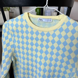 Rutig tröja  - Tröja från Zara som inte kommer till användning länge då den är för liten! Fint skick! Jag skulle säga att den är lite liten i storlek då S vanligtvis brukar passa mig 