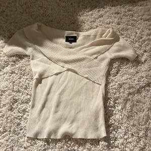 Vit tröja - En jätte fin vit tröja, den passar till allt och är jätte bekväm!