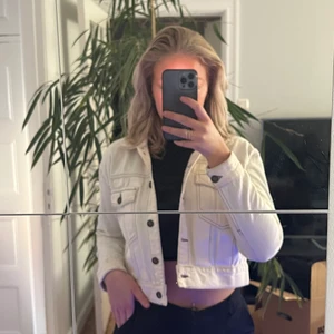 Zara Jeansjacka vit - Jeansjacka från zara, storlek M, bra skick, nypris 399