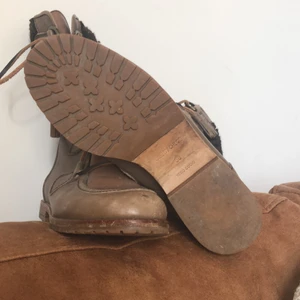 Chloe kängor See by Chloe - Chloe kängor köpta i Oslo för några år sedan men endast använda endast ett fåtal ggr. Brunt skinn , brun stickad mudd. Original skosnören i läder med tofsar. Nypris 4999NOK