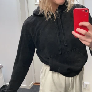 Svart hoodie - Svart hoodie från H&M i bra skick men som blivit något för liten
