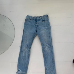 Vintage Levis 501 jeans - Ett par lågmidjade Levis jeans köpta för ett tag sedan. Inte använt så mycket så väldigt bra skick. Säljer för dem inte längre passar mig. Storlek: w:27 L:30 