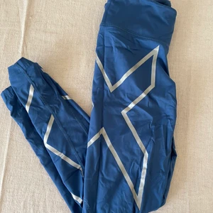 Träningstights  - Säljer dessa träningstights från 2XU. Nypris 1299kr men har ett liiiitet hål på knät så säljer dem för 50% dvs 650kr. 