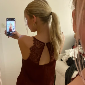 Vinrött linne med spetsdetaljer - Säljer detta fina flowiga linnet med spetsdetaljer! Det är superfin är som en festligare topp till sommarn likaså som en vardagligare topp! Toppen kommer från Gina Tricot💘