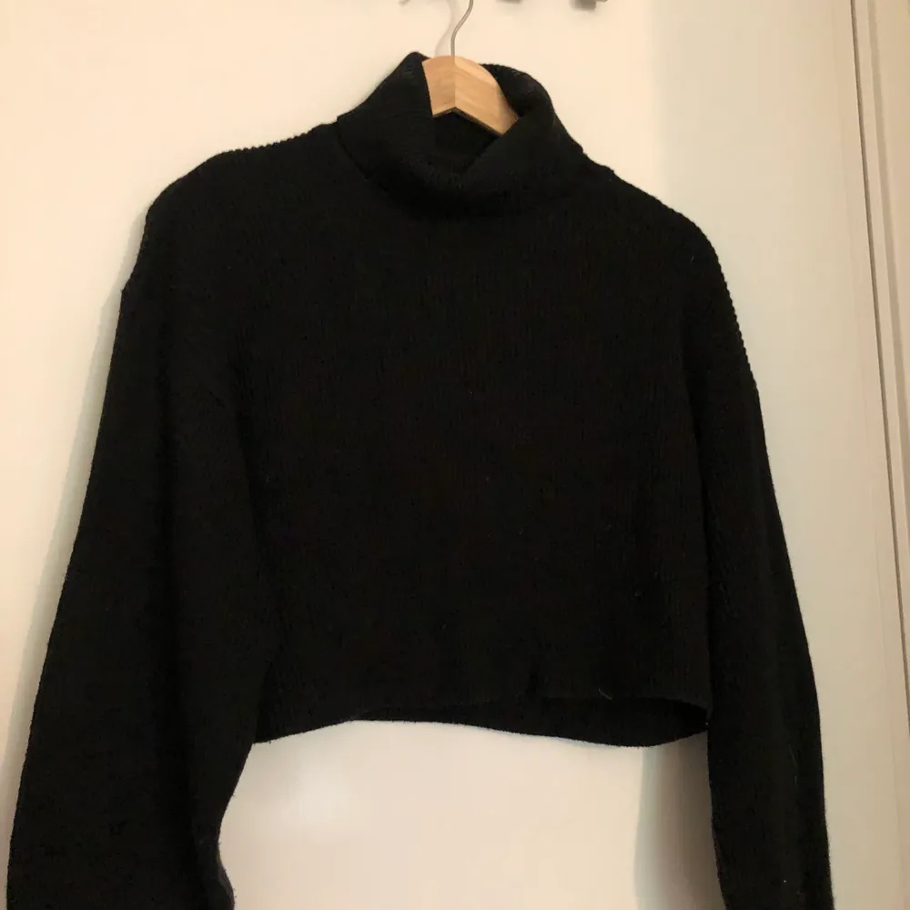 Snygg stickad svart tröja med krage från hm i storlek S. Använd ca 3 ggr, nyskick. Köparen står för frakten (45kr). (Smutsig spegel). Stickat.