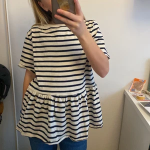 Randig zara tröja - Säljer denna slutsålda randiga zara tröja pga att den inte kommer till användning❤️ Du står även för frakten!❤️ Vid intresse kontakta mig!