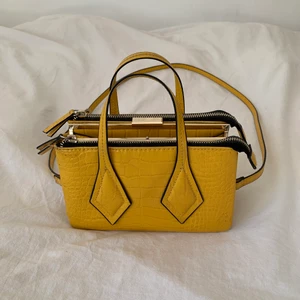 Väska  - Säljer denna ursnygga gula väskan från Zara. Perfekt nu till våren med med en färgklick. Säljer för 250kr 🐣💛