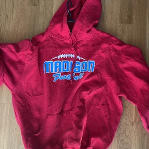 Röd vintage hoodie  - En väldigt fin vintage tröja som ej kommer till användning längre, med ett bra skick. Då jag köpte den när jag var besatt av färgen röd. Den är i strl L men passar även perfekt som M.