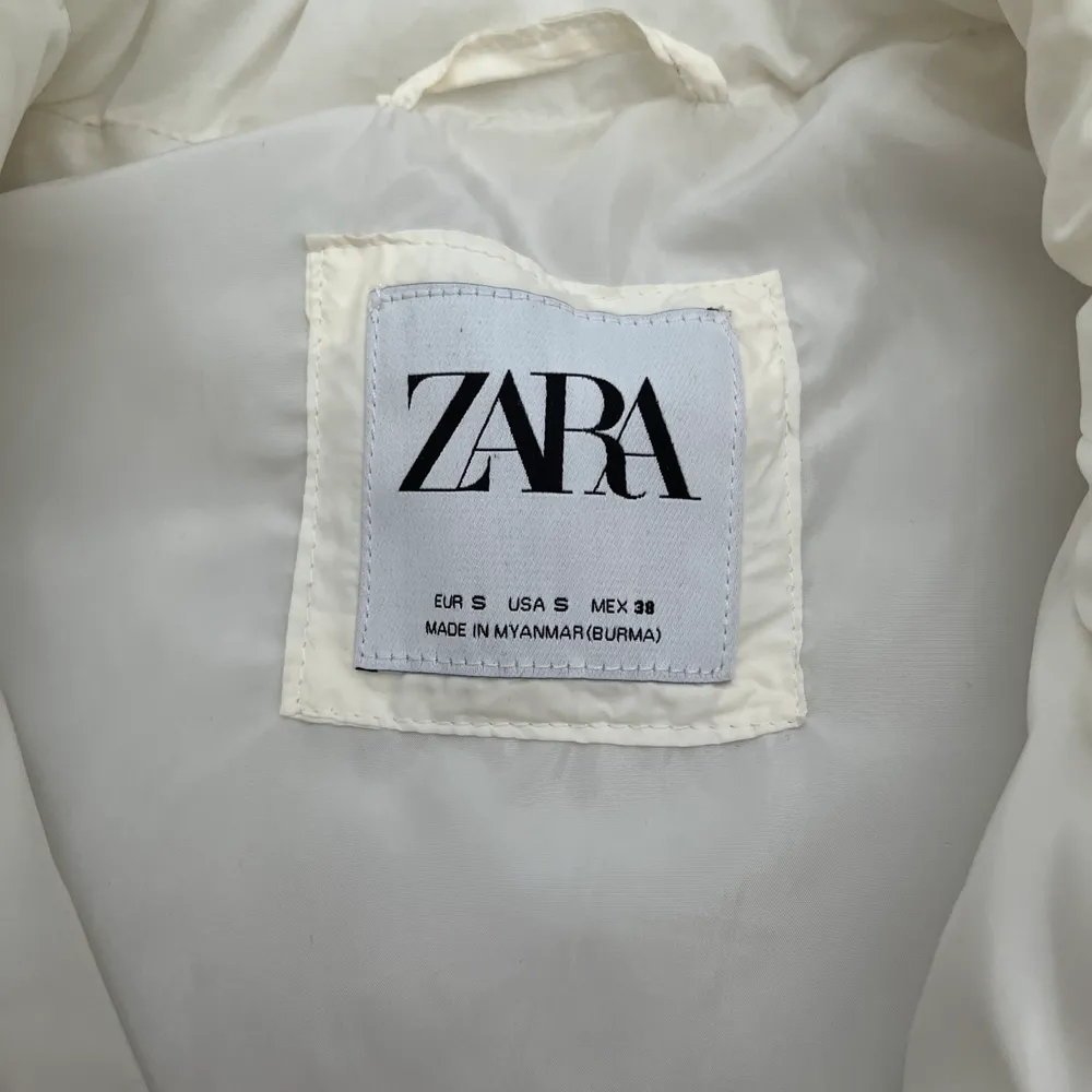 En vit väst från Zara i storlek S, köptes 2021 och har använts en gång. Finns inte längre att köpa och passar perfekt till våren och sommaren.. Jackor.