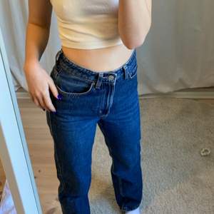 Weekday jeans i modellen row, win blue 💙 storlek 25/30, köpta secondhand