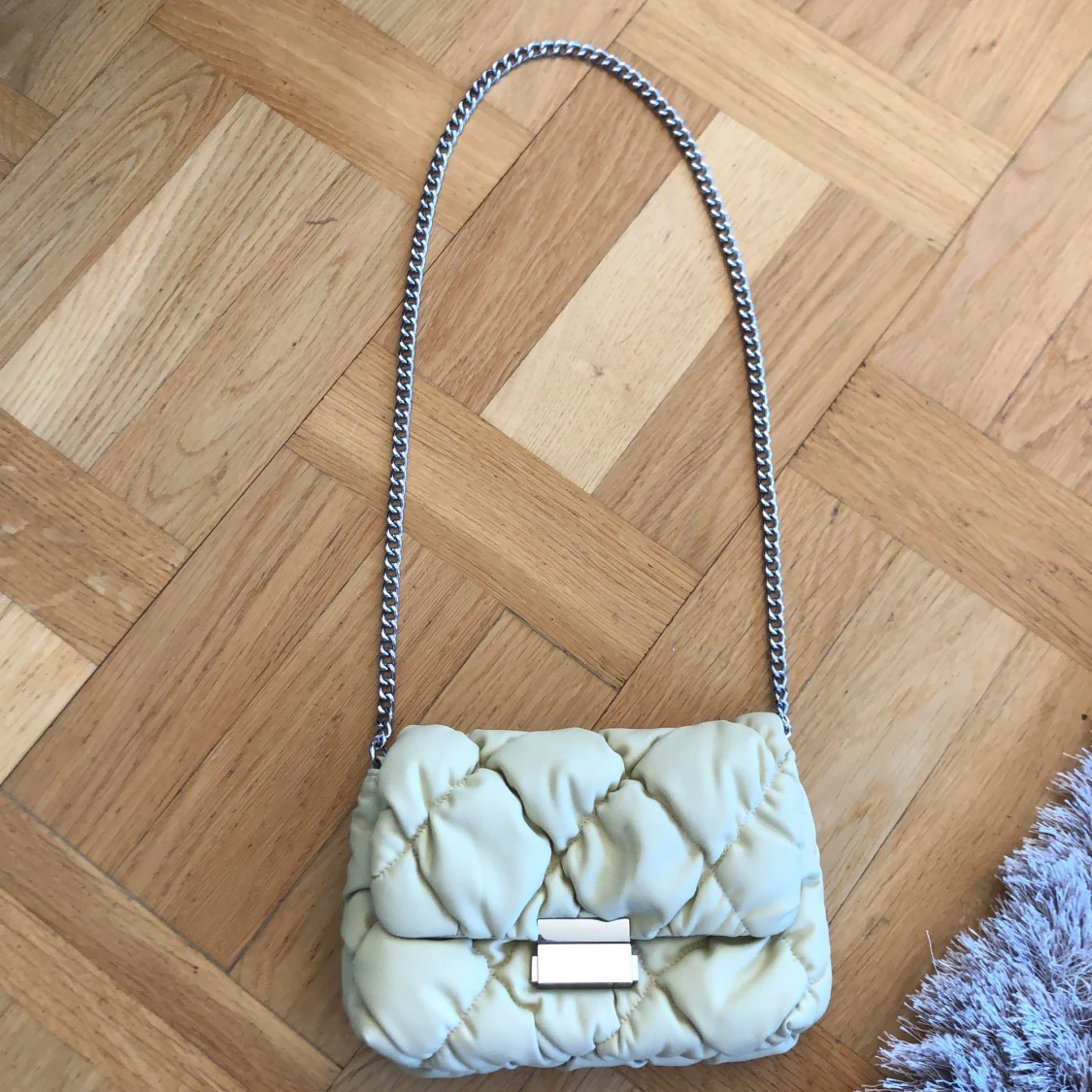 Handväska i gjort av konstläder.  - 90