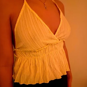 Söt sommartopp  - En söt och bekväm sommar topp som är gul🥰