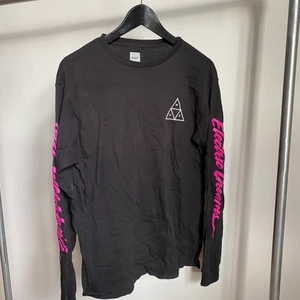 Svart långärmad tröja med tryck - Svart långärmad tröja med tryck. Storlek M kille. 