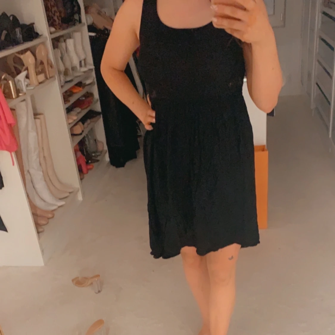 Svart Zara klänning med detalj  - 90