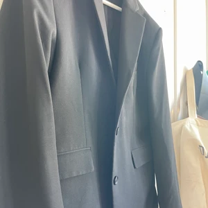 Djerf Avenue Blazer - Djerf Avenue blazer i svart, storlek S, använd några få gånger men som ny. Köparen står för frakt :) 