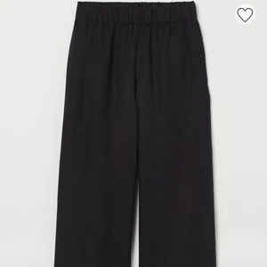 Linnebyxor  - Ett par svarta linnebyxor som jag använt Max 2 gånger. Går till fotleden ungefär och är raka och löst sittande i modellen. Storlek M. Inga fel, hål eller slitage. Köpta för 199 och säljs för 120