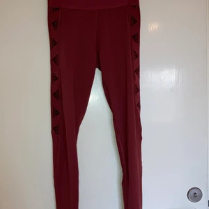 Träning - Vinröda Adidas träningstights