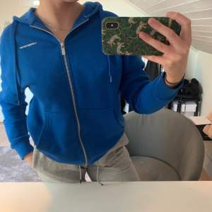 Superfin oversized blå hoodie med dragkedja i storlek XS. Använd några gånger, men är i fint skick! 