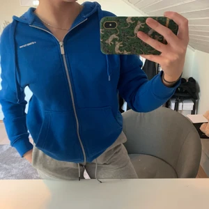 Blå hoodie - Superfin oversized blå hoodie med dragkedja i storlek XS. Använd några gånger, men är i fint skick! 