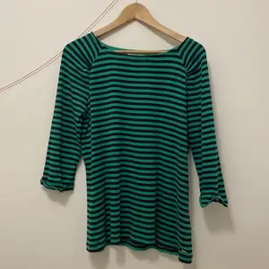 Grön/svart Hampton republic tröja, är storlek L men passar som en S.