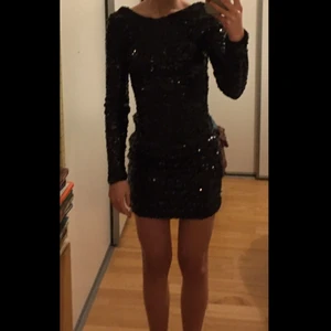 Svart paljettklänning  - Svart superfin paljettklänning från Nelly.com i storlek XS, men passar även S. Endast använd en gång och i nyskick. Klänningen är tajt och djup i ryggen. Nypris cirka 500kr. 💗