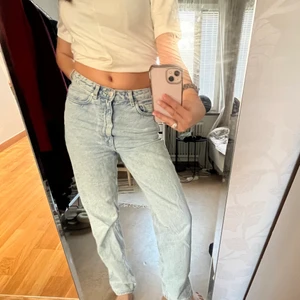 Jeans - Ballaste baggy jeansen från Weekday. Sitter såhär på mig som är en stor 36a/liten 38. Passar förmodligen bäst på en 34/36 så dom hamnar precis på höfterna och blir lite lågmidjade. Modell Rowe storlek W27 L32. 