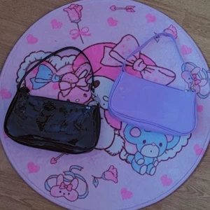 ❥ BAGUETTE BAG (ljus lila och svart) ❥ - Helt oanvända, köpta från shein 2020. Säljer eftersom jag aldrig jag aldrig använt dom så förhoppningsvis kanske dom kan göra bättre nytta hemma hos nån annan 🥰                                                                            1 väska för 40;- eller båda två för 70;-                             Köparen står för frakten och betalning sker via swish!! 🎀 🍡 🐇 🌸 🩰                                   KONTAKTA MIG VID INTRESSE ELLER OM DU HAR NÅGRA FRÅGOR 🍓