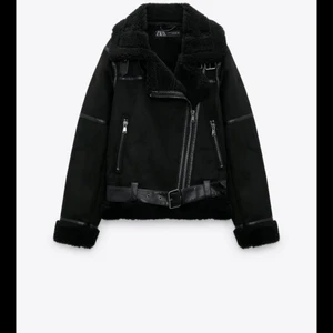 Zara jacka - Säljer min fina jacka då den inte kommer till anvönding! Bra skick och ej mycket använd. Nypris runt 900 tror jag☺️ skriv för fler bilder