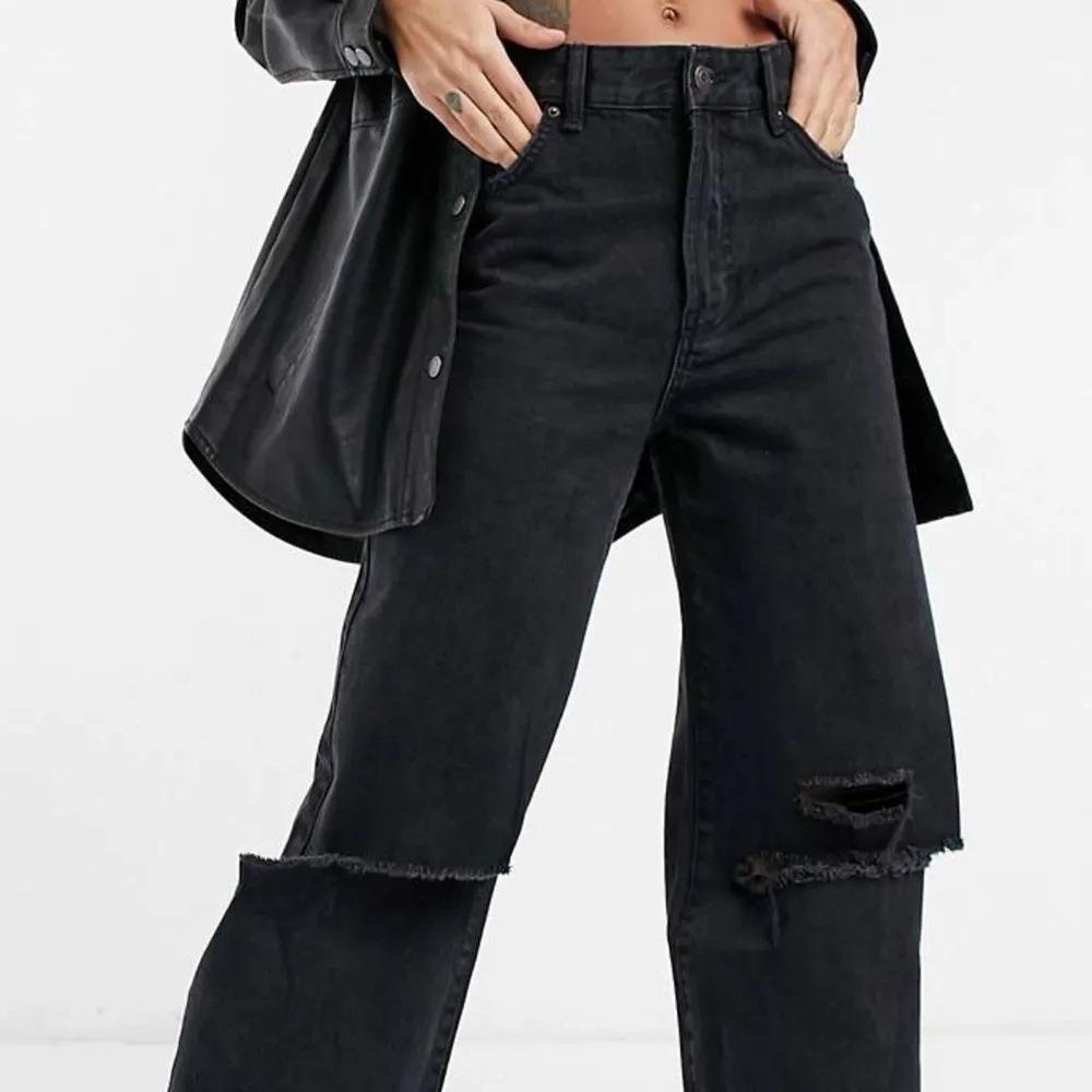 Snygga högmidjade jeans som ger en lite mer baggy fit. Aldrig använda, helt nya och lappen finns fortfarande kvar. Perfekta till vilken outfit som helst.<3. Jeans & Byxor.